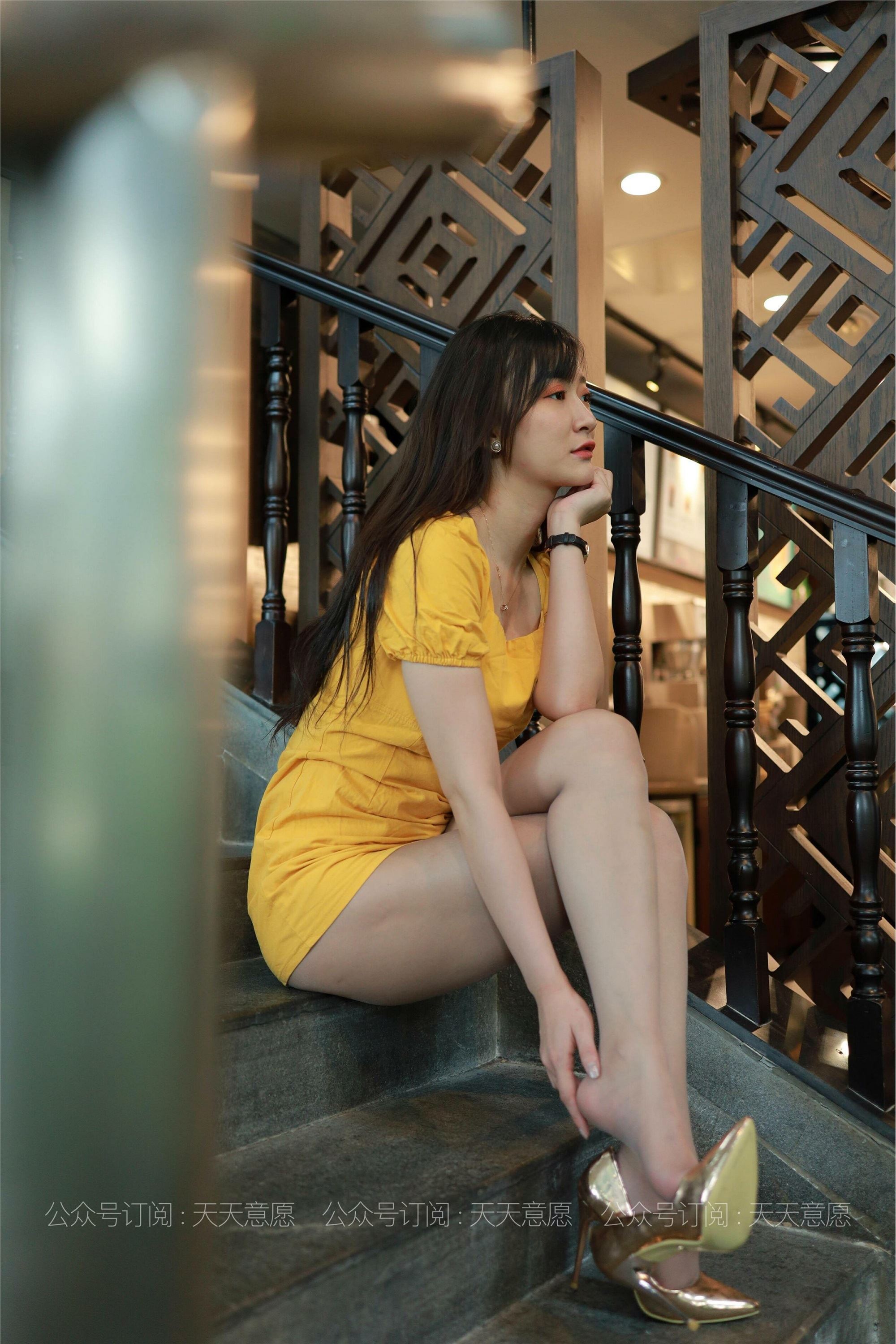 Model: Qiu Qiu's Dress with Egg Yolk